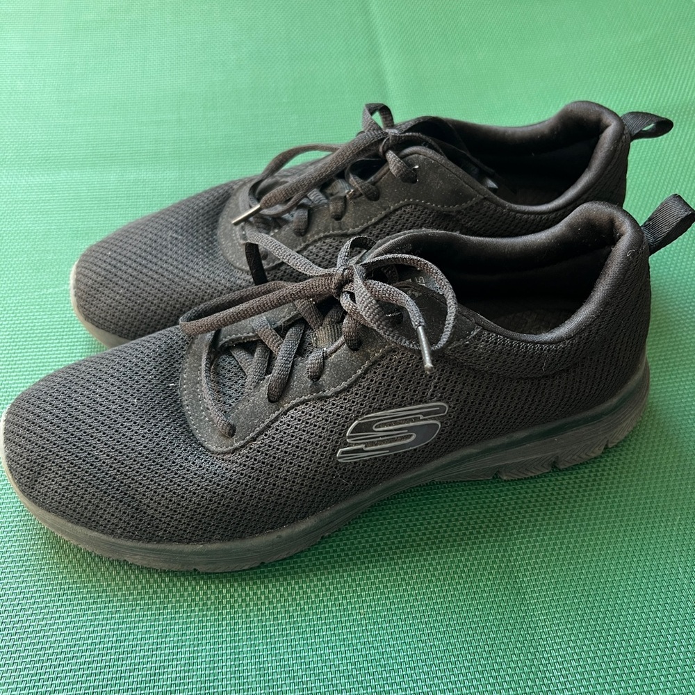 Skechers Memory Foam Women’s Sneakers size 8.5